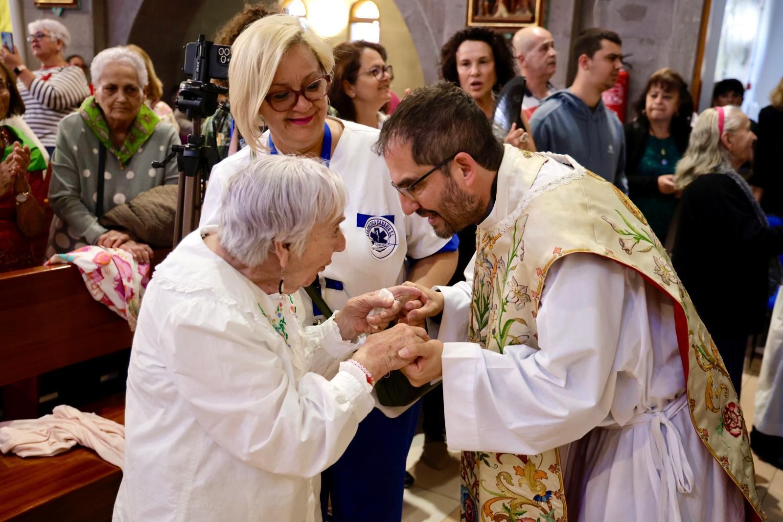 La virgen del Pino visita a los mayores de Vecindario