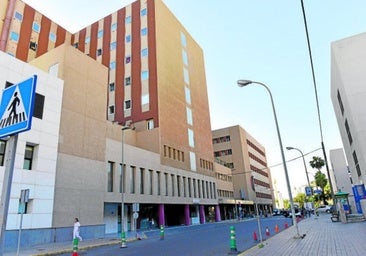 La baja de seis psiquiatras colapsa Salud Mental del Materno: «¿A qué esperan? ¿A que le dé un brote?»