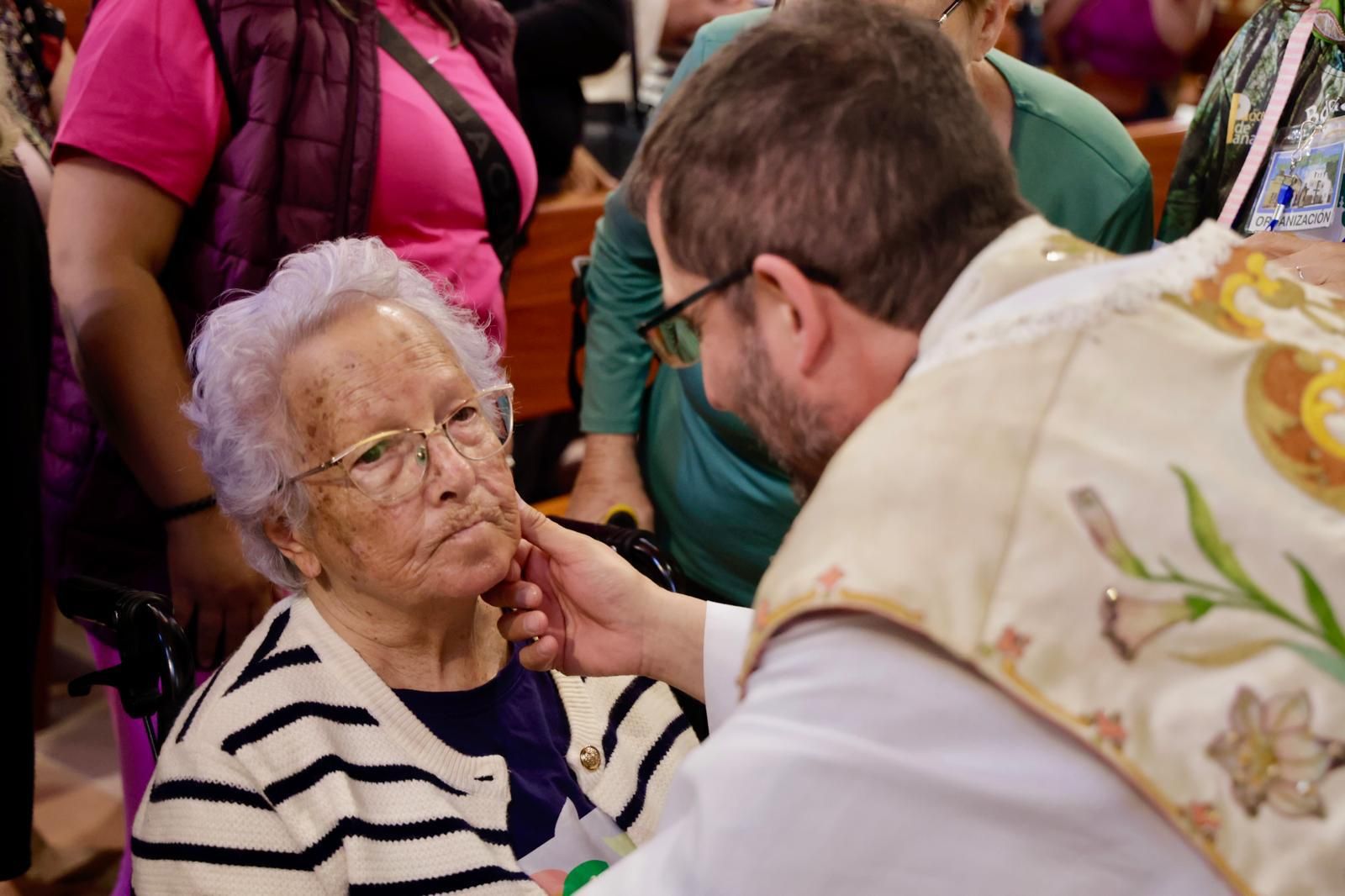 La virgen del Pino visita a los mayores de Vecindario