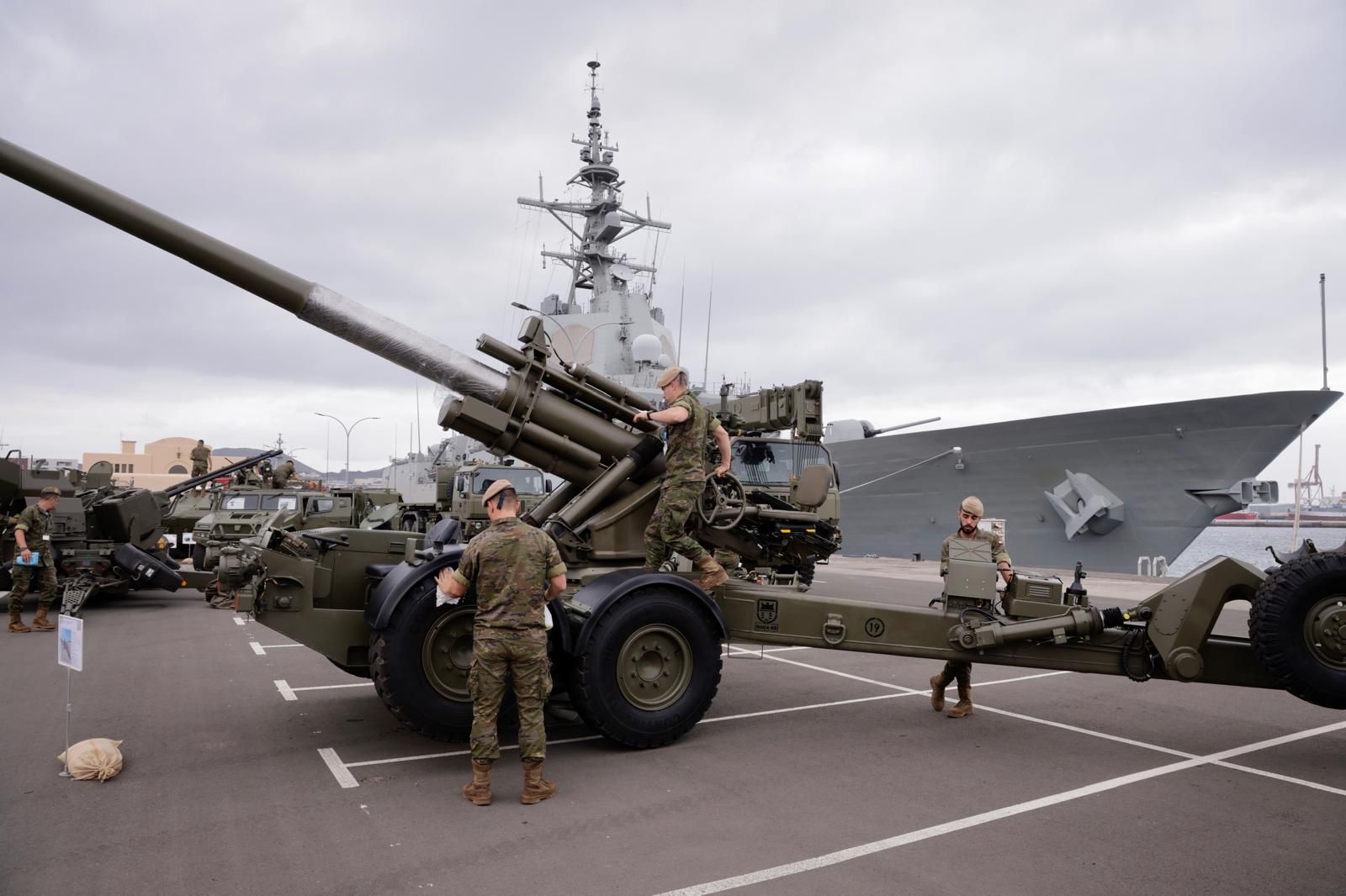 Imágenes de la exposición por los actos del Día de las Fuerzas Armadas en Las Palmas de Gran Canaria