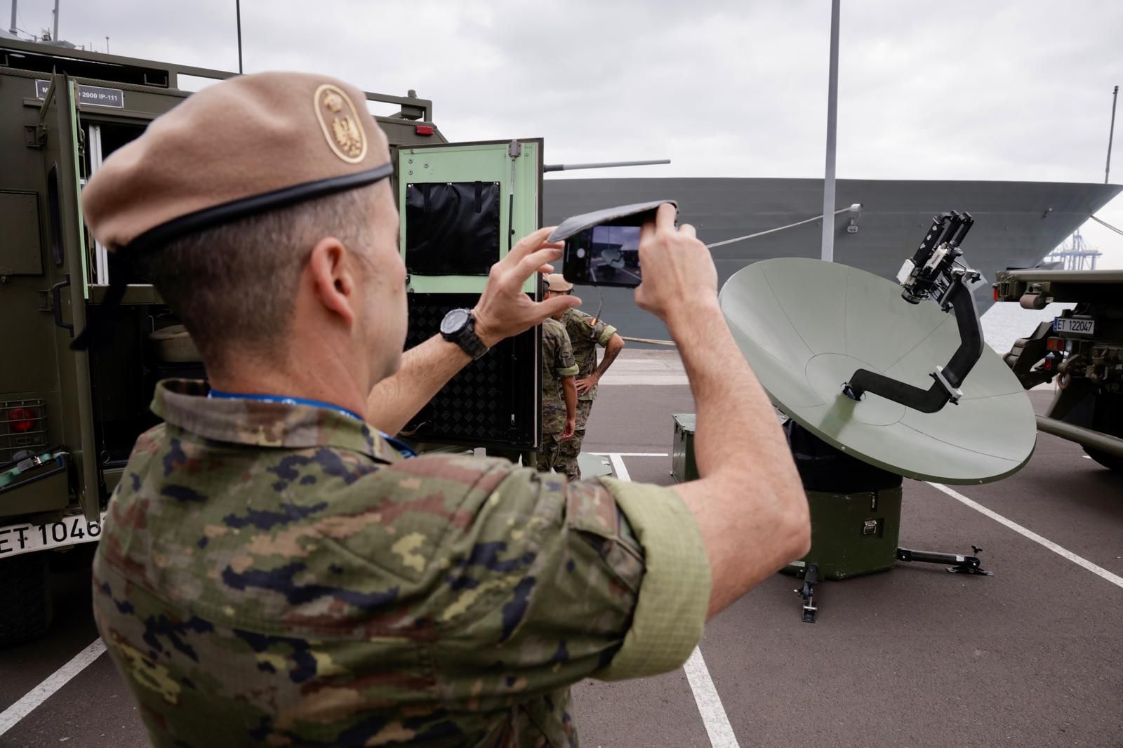 Imágenes de la exposición por los actos del Día de las Fuerzas Armadas en Las Palmas de Gran Canaria