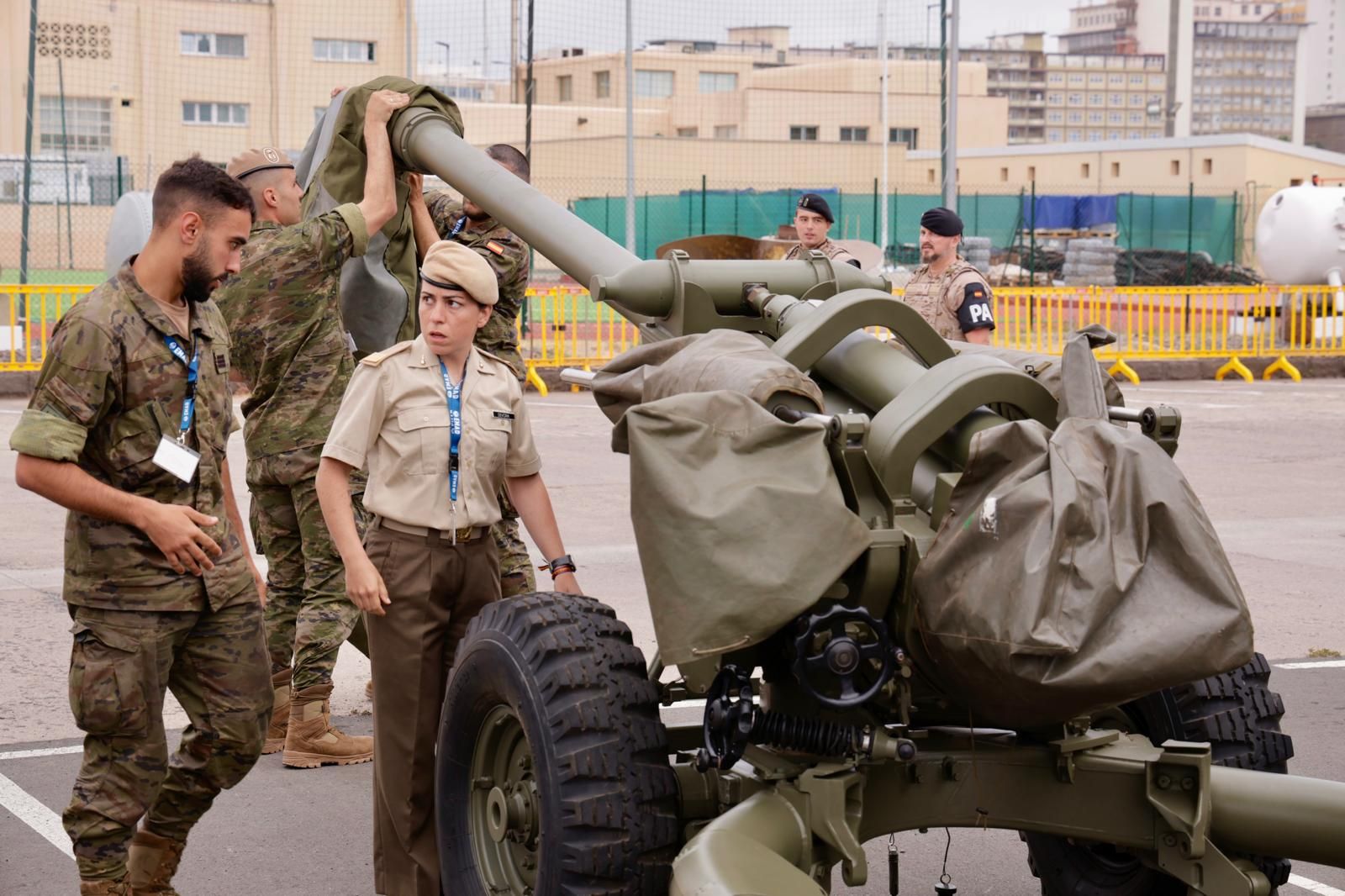 Imágenes de la exposición por los actos del Día de las Fuerzas Armadas en Las Palmas de Gran Canaria