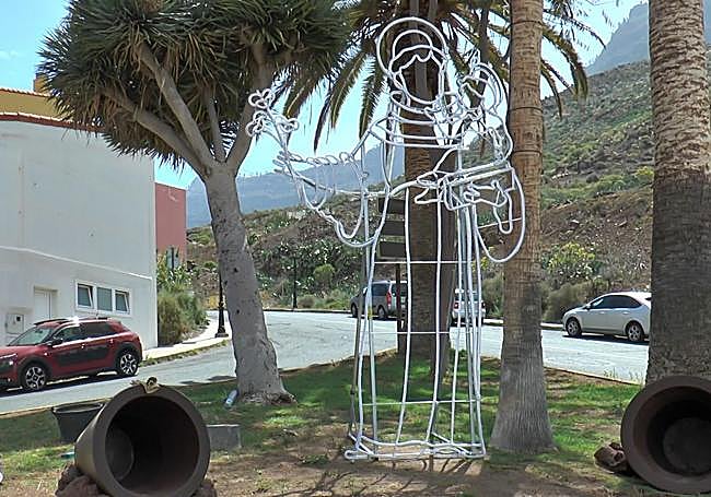 San Antonio en luz led, a la entrada del pueblo.