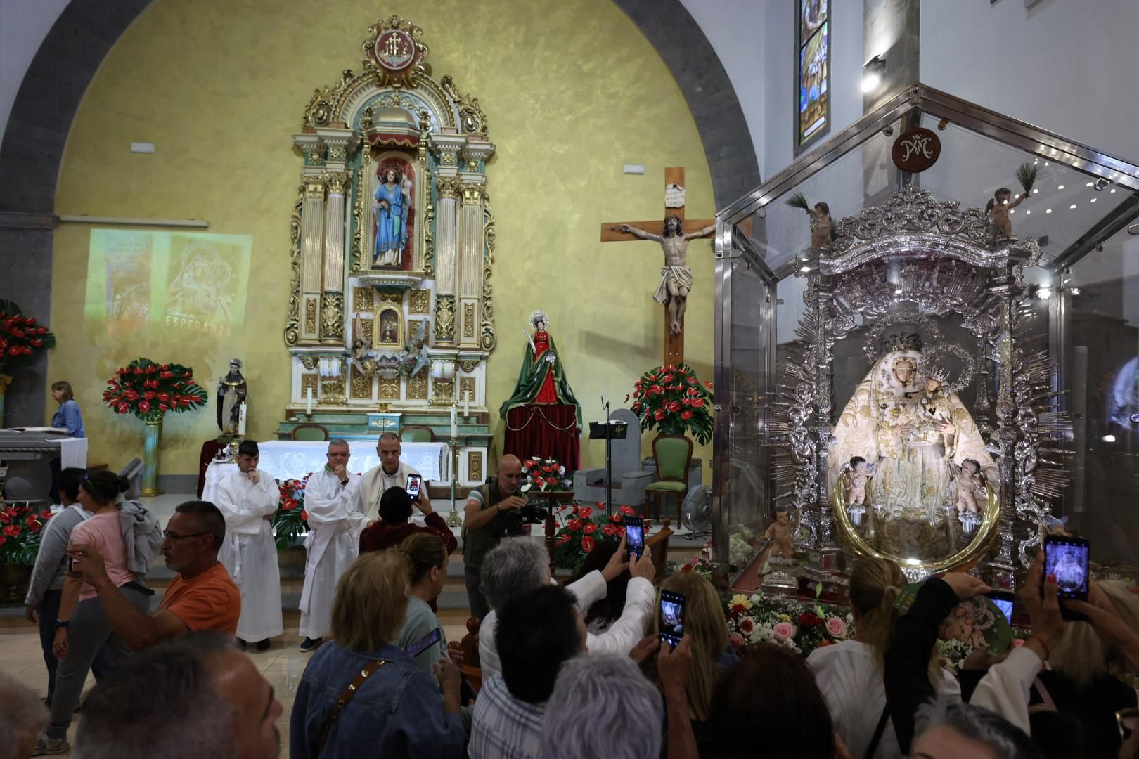 Devoción y tradición: la Virgen del Pino llena de fe las calles de Vecindario