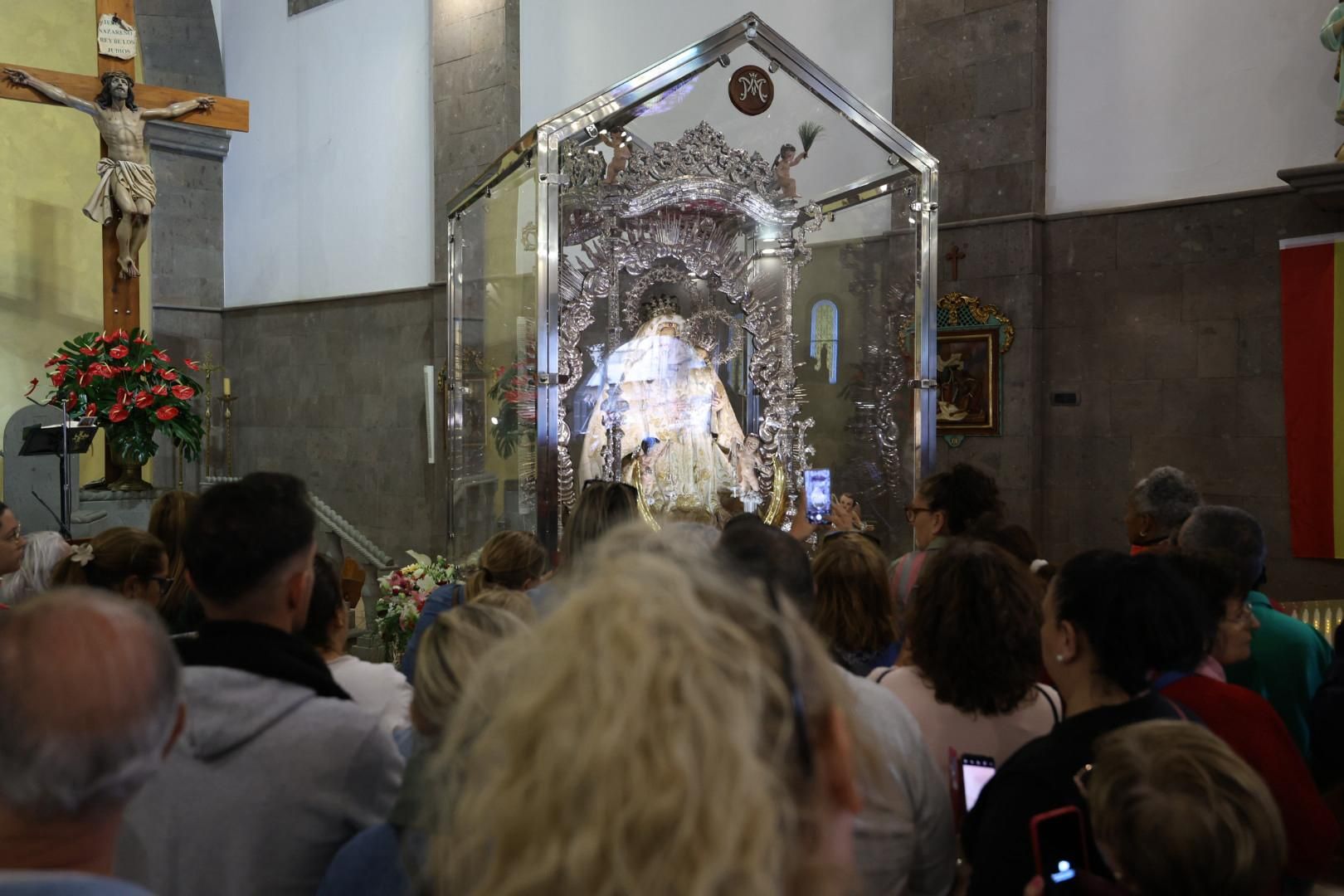 Devoción y tradición: la Virgen del Pino llena de fe las calles de Vecindario