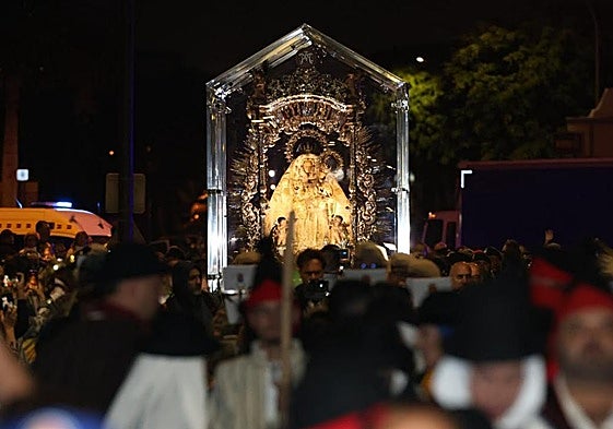 Devoción y tradición: la Virgen del Pino llena de fe las calles de Vecindario