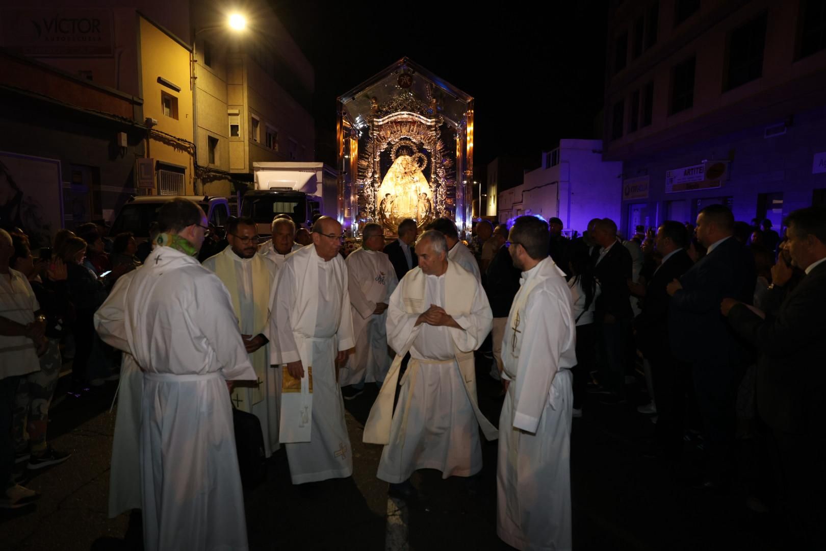 Devoción y tradición: la Virgen del Pino llena de fe las calles de Vecindario
