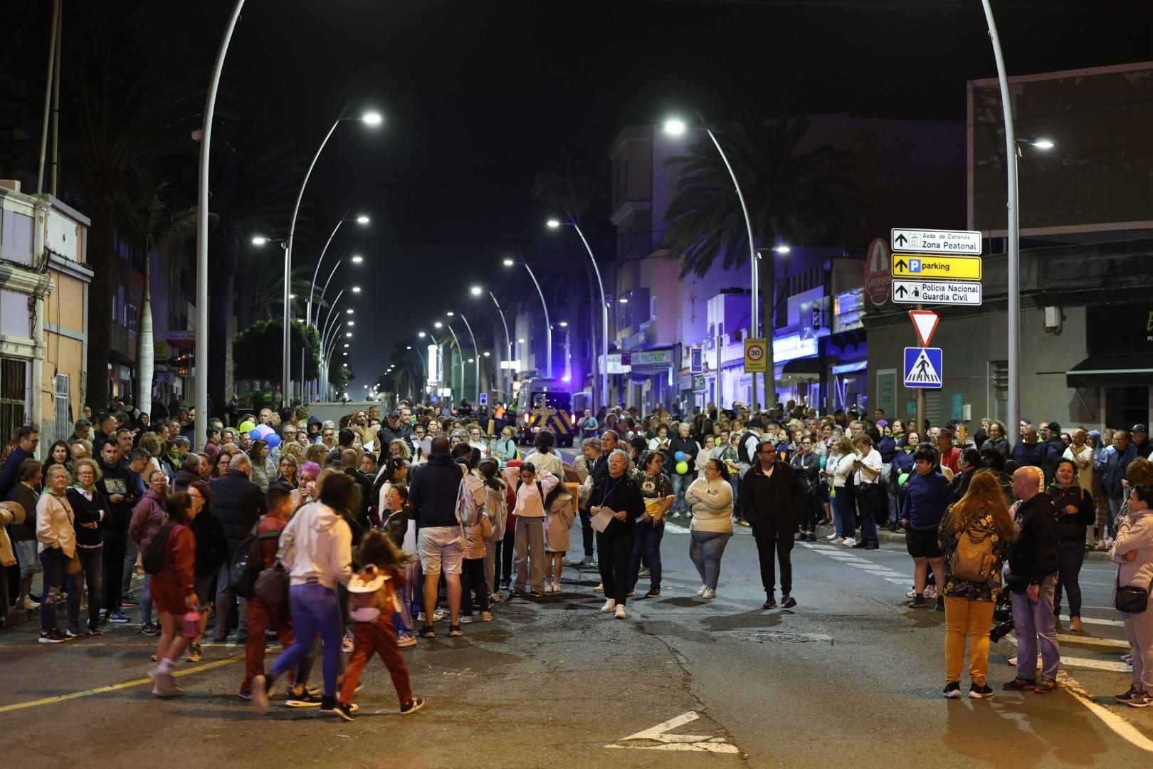 Devoción y tradición: la Virgen del Pino llena de fe las calles de Vecindario