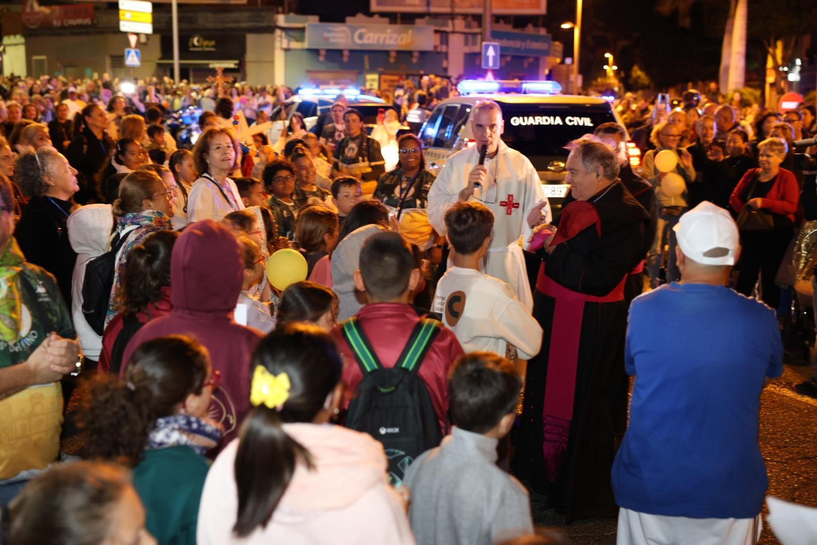 Devoción y tradición: la Virgen del Pino llena de fe las calles de Vecindario