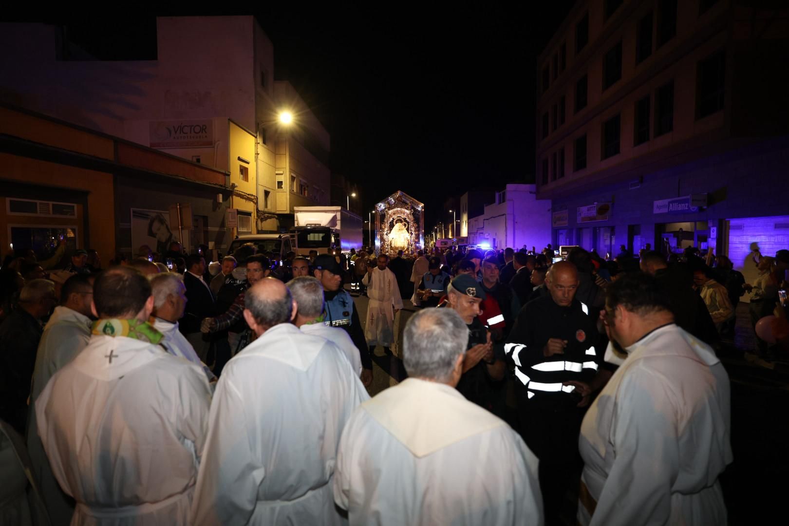 Devoción y tradición: la Virgen del Pino llena de fe las calles de Vecindario