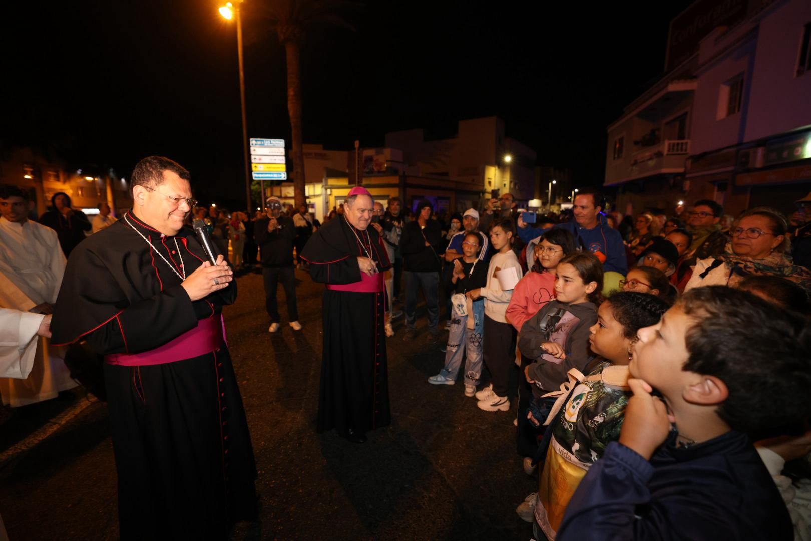 Devoción y tradición: la Virgen del Pino llena de fe las calles de Vecindario