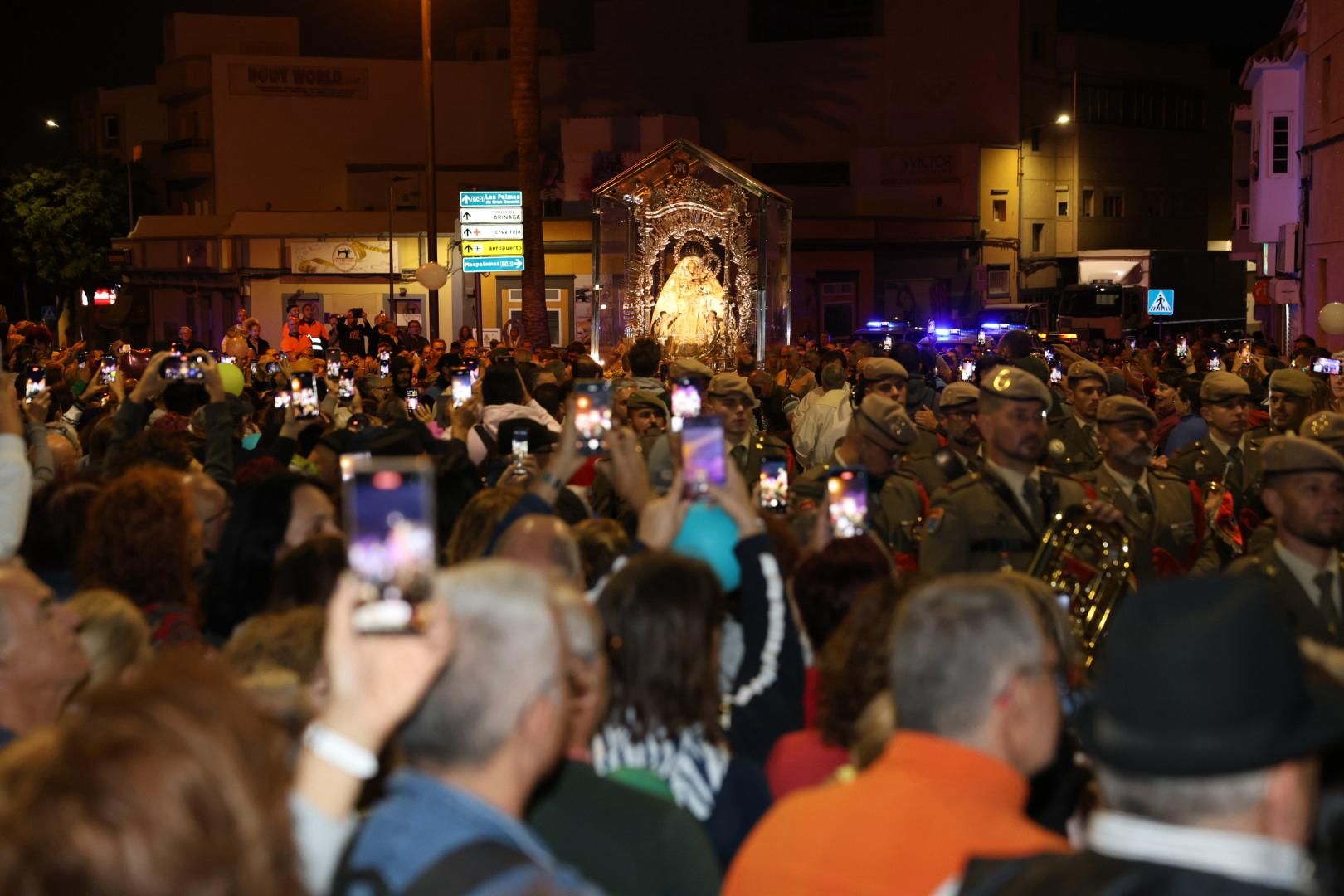 Devoción y tradición: la Virgen del Pino llena de fe las calles de Vecindario