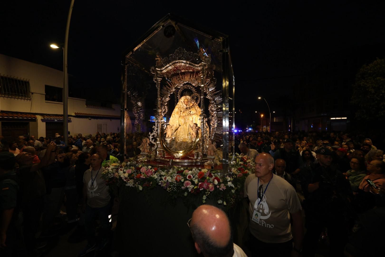 Devoción y tradición: la Virgen del Pino llena de fe las calles de Vecindario
