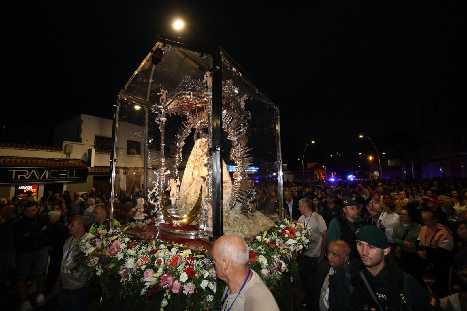 Devoción y tradición: la Virgen del Pino llena de fe las calles de Vecindario