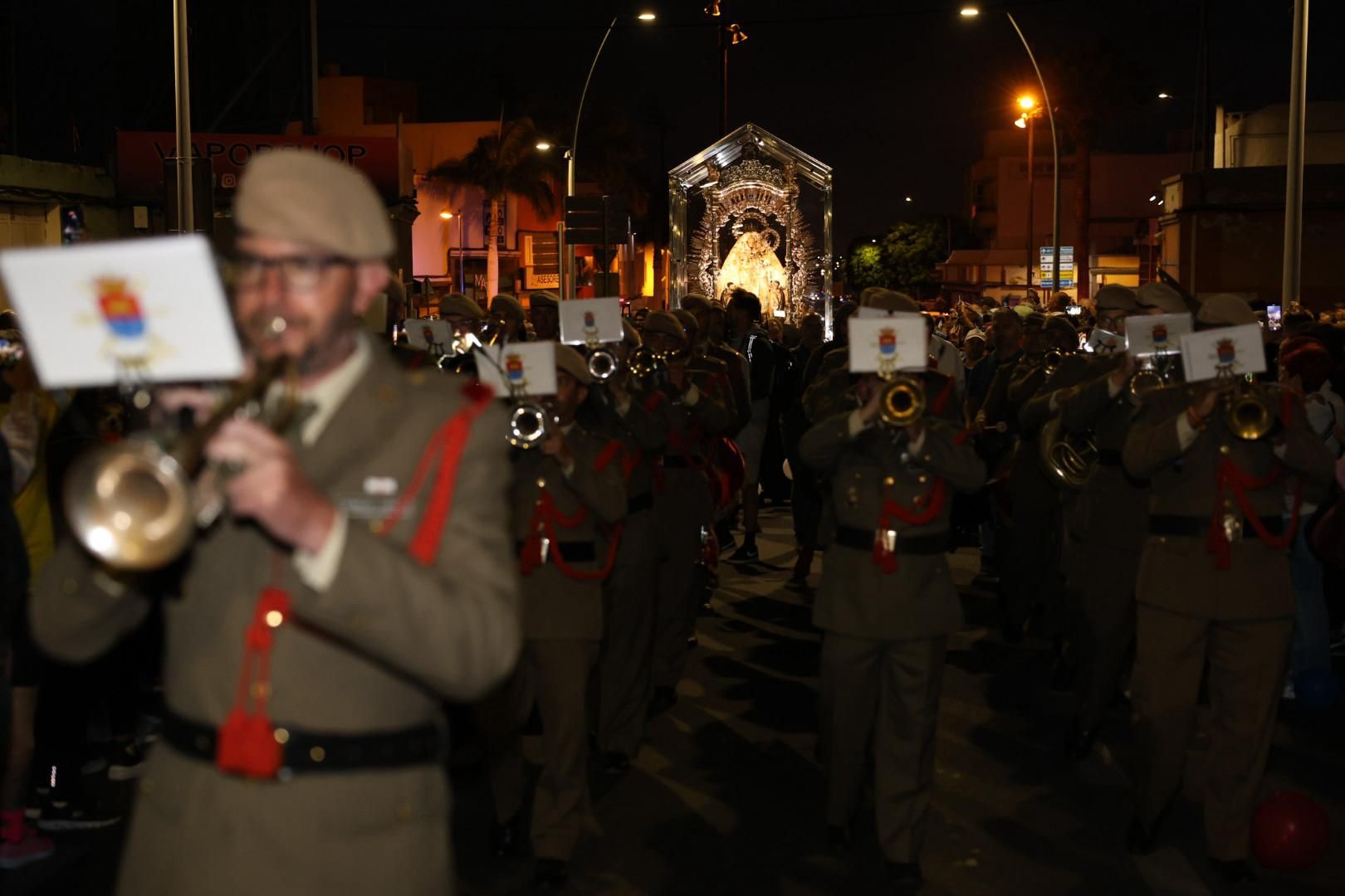 Devoción y tradición: la Virgen del Pino llena de fe las calles de Vecindario