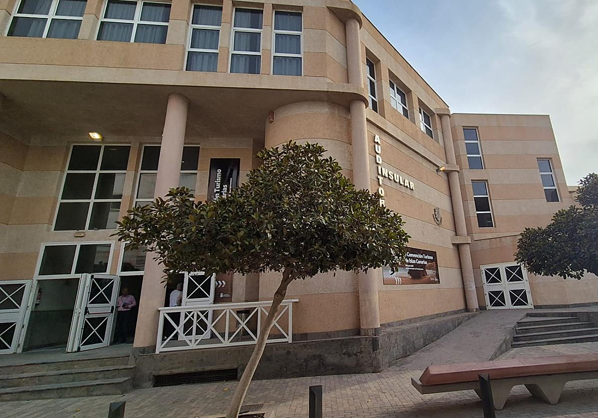 Auditorio insular de Puerto del Rosario, anexo al IES Santo Tomás de Aquino, donde se realizan las pruebas de la PAU a los estudiantes de toda Fuerteventura.