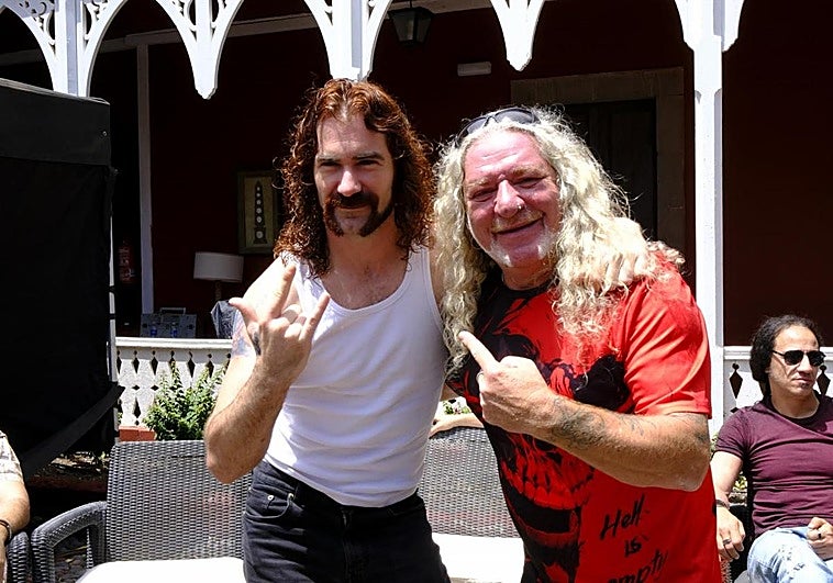 José Sospedra junto a Peri, ex bajista de la banda al que encarna.