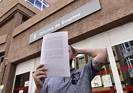 Un usuario a las puertas de una oficina de empleo en Canarias.