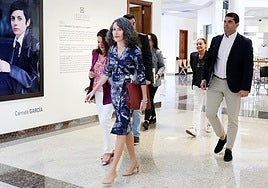 Consejeros socialistas llegando al salón de plenos.