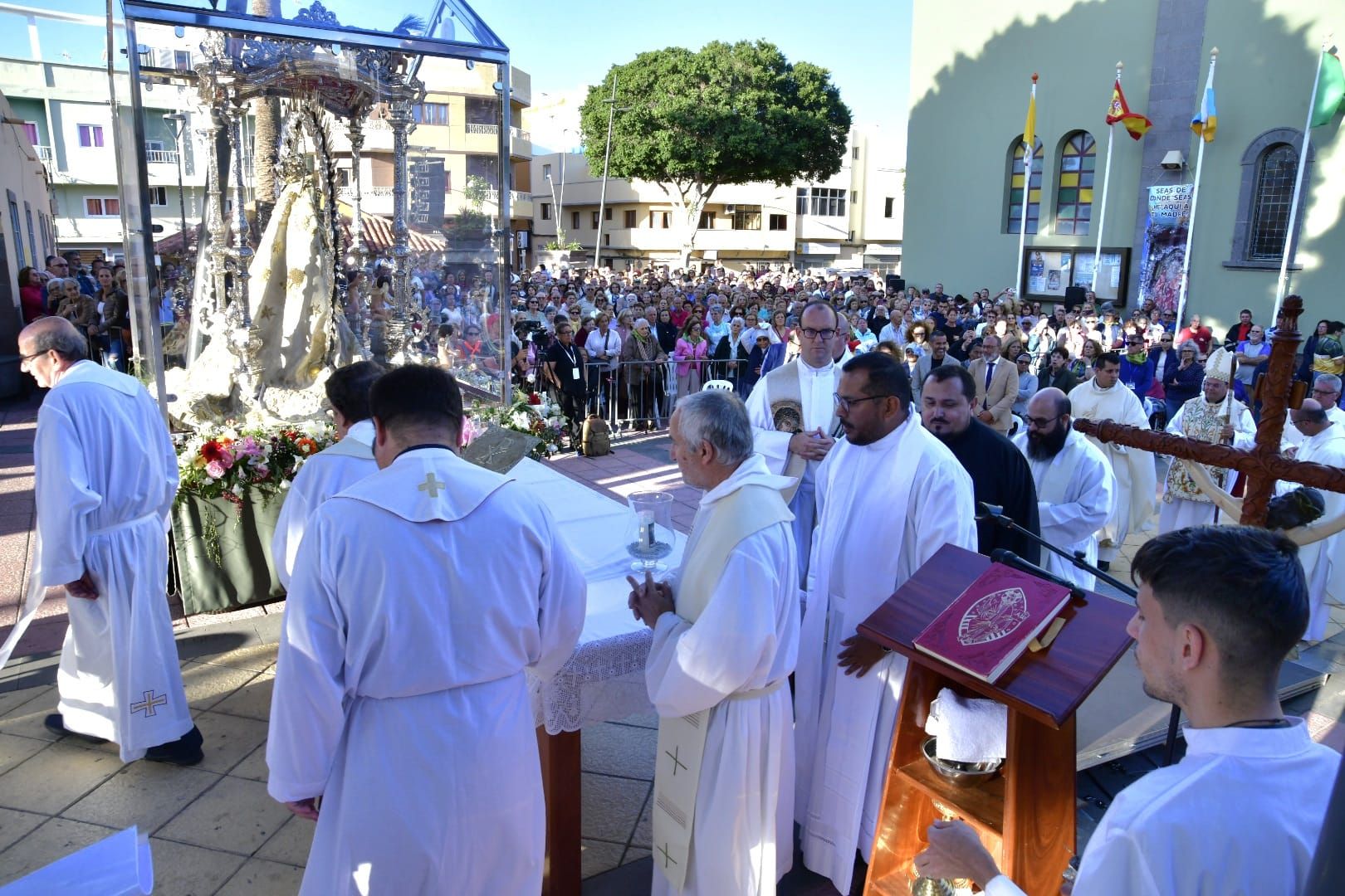 Vecindario despide a la Virgen con música y oración
