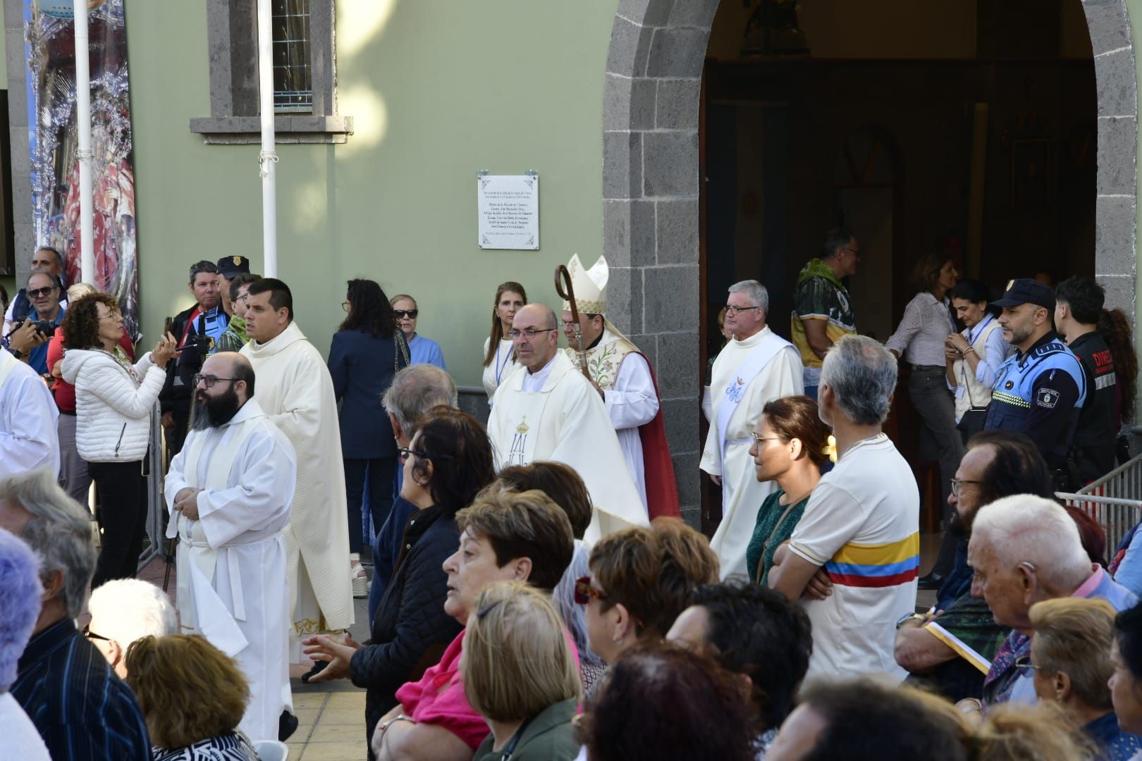 Vecindario despide a la Virgen con música y oración