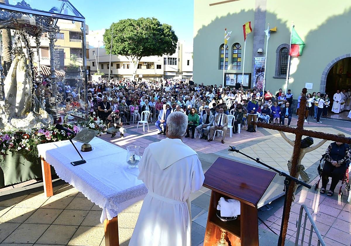 Vecindario despide a la Virgen con música y oración