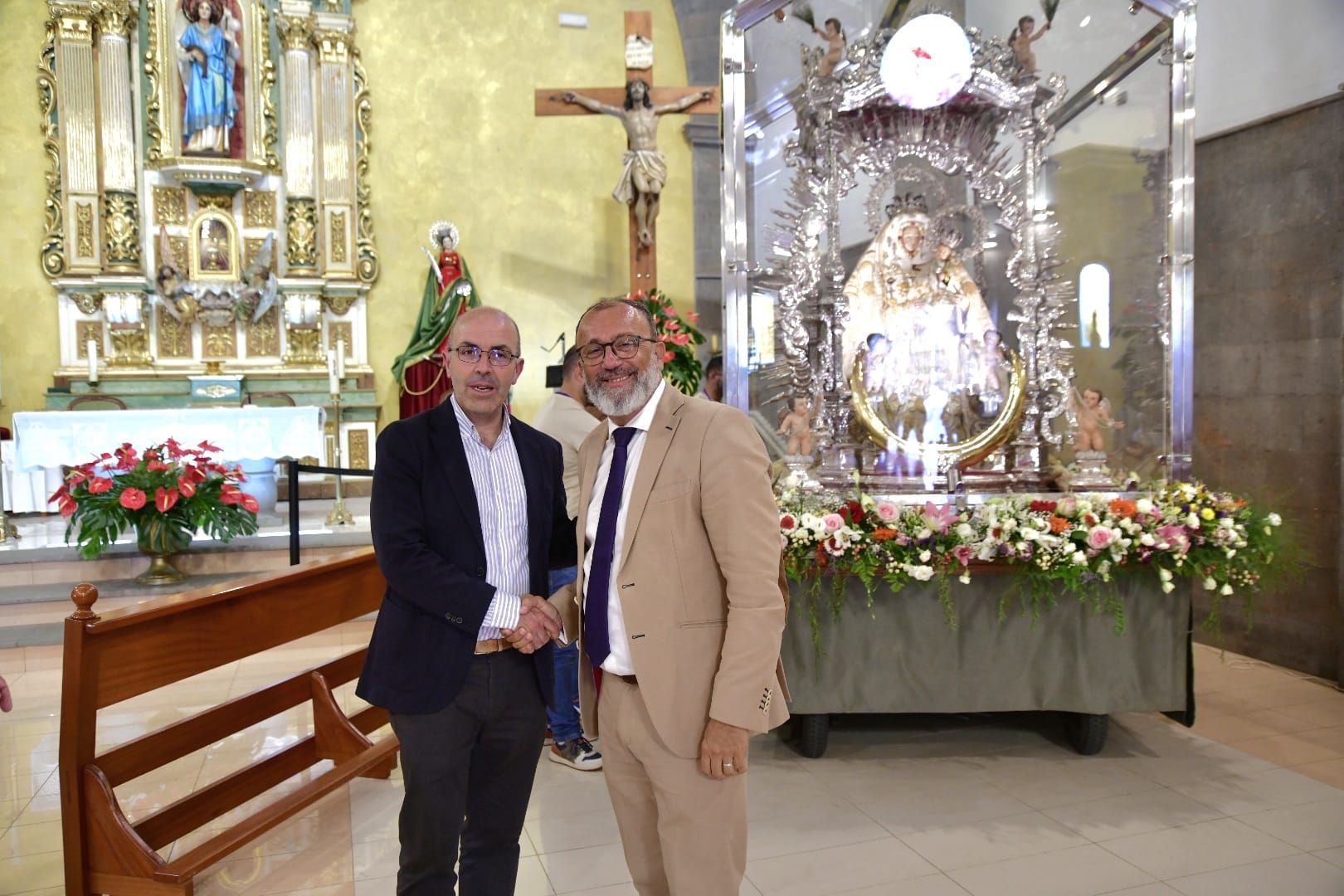 Vecindario despide a la Virgen con música y oración