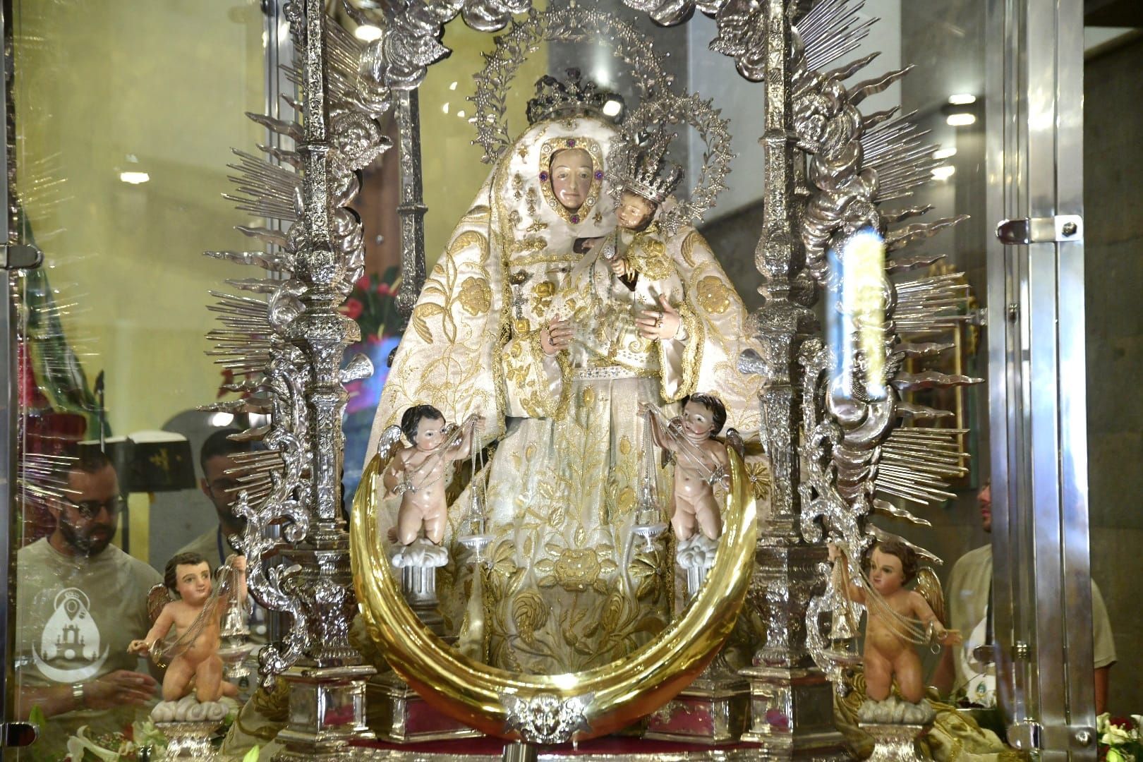 Vecindario despide a la Virgen con música y oración