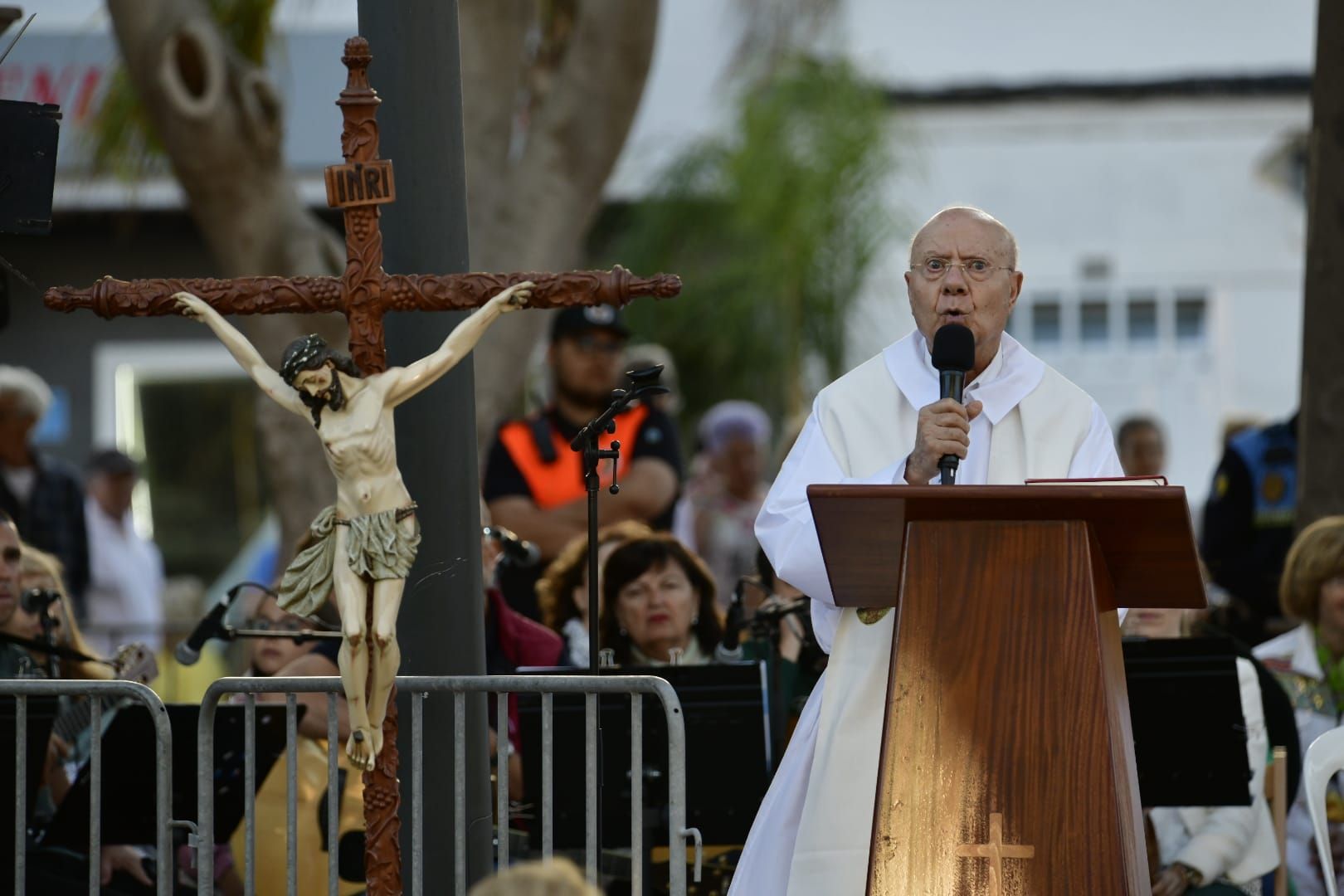Vecindario despide a la Virgen con música y oración
