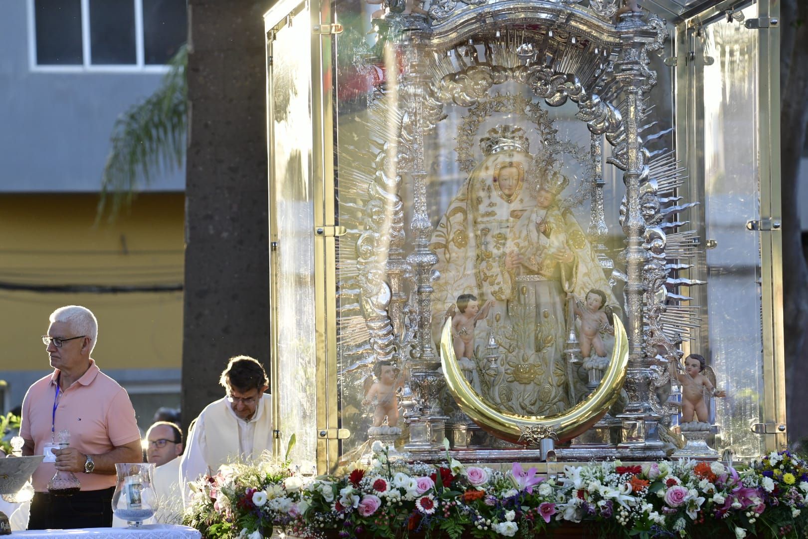 Vecindario despide a la Virgen con música y oración