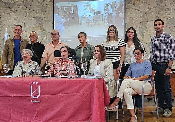 Loly Martel, en el centro, junto a colaboradores del libro y del acto de presentación.