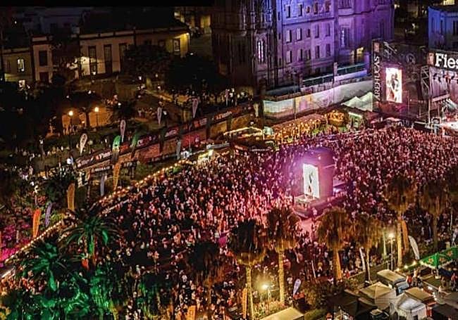 El recinto ferial de Arucas durante un concierto nocturno.
