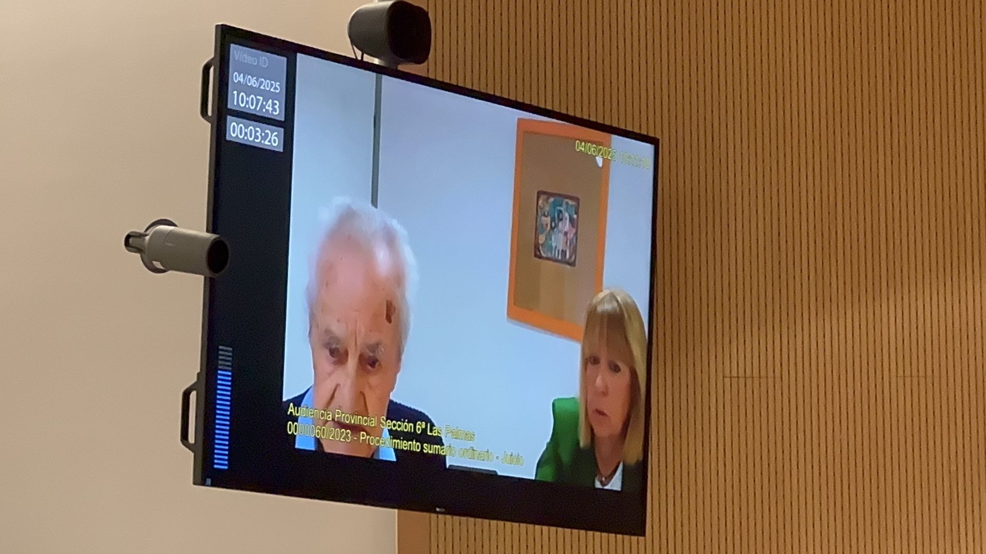 El ya condenado declara junto a su abogada desde la residencia donde vive.