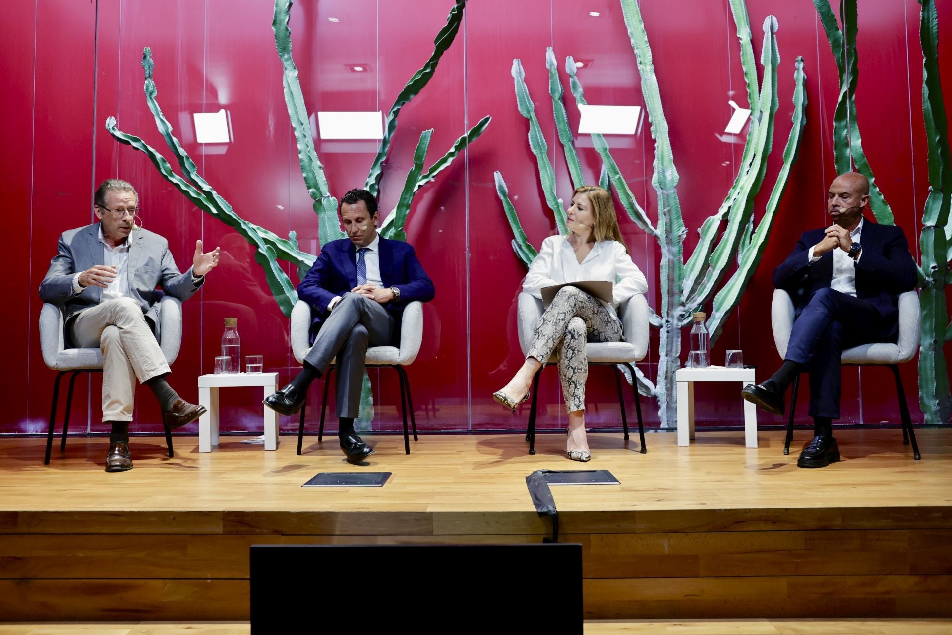 Los cuatro expertos comparten sus pareceres durante la mesa de debate.