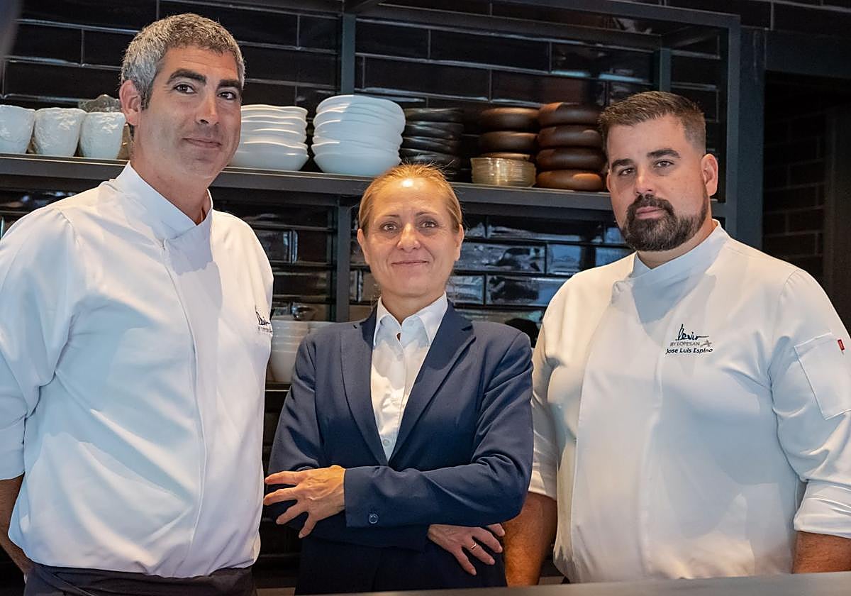 De izq a dcha, Ernesto Erkoreka, Silvia Bejarano y José Luis Espino_Bevir by Lopesan 2025.