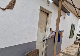 Imagen de uno de los locales en la en Punta de Jandía registrados y precintados por la policía.