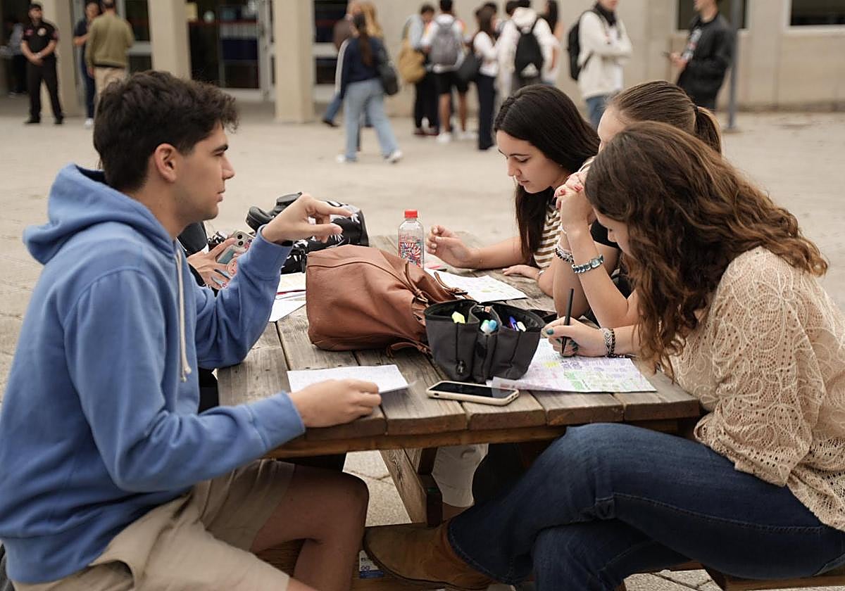 Varios estudiantes repasan sus apuntes antes de entrar al primer examen de la PAU.