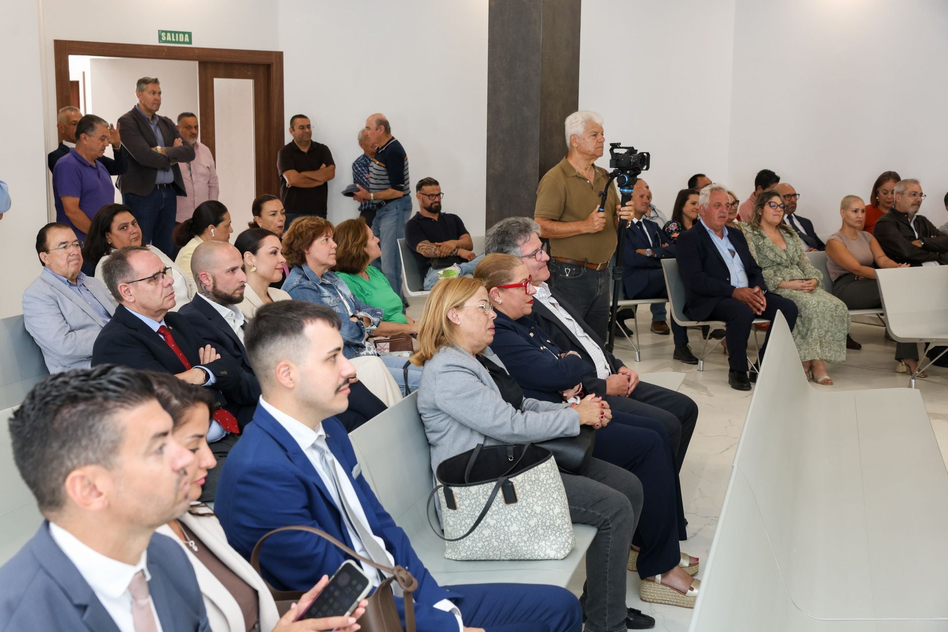 Inauguración de las nuevas instalaciones de la Funeraria La Auxiliadoraen en Gáldar, en imágenes