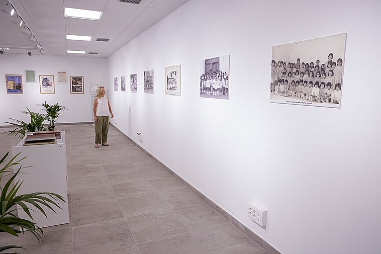 La edil Consuelo Díaz, de visita por la exposición, que este viernes abrirá al público.