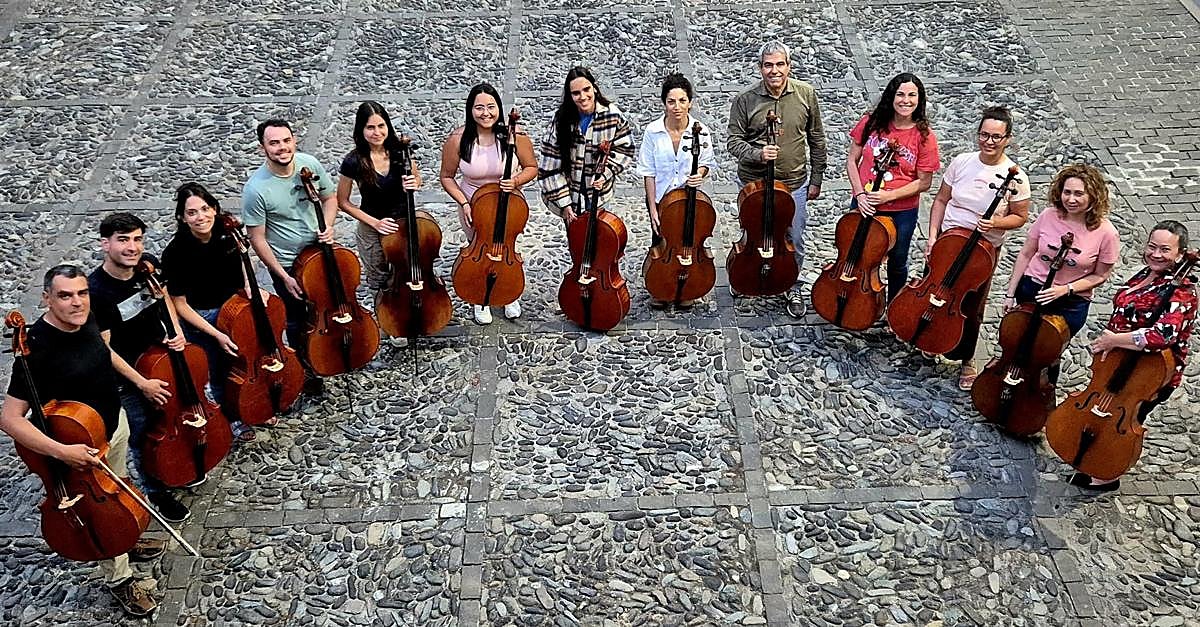 Integrantes del ensamble de chelos de la OCGC.