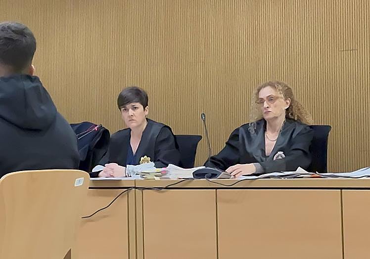 Al fondo, las acusaciones y el encausado, de espaldas.