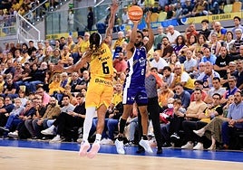 Montero lanza a canasta ante la defensa de Albicy.