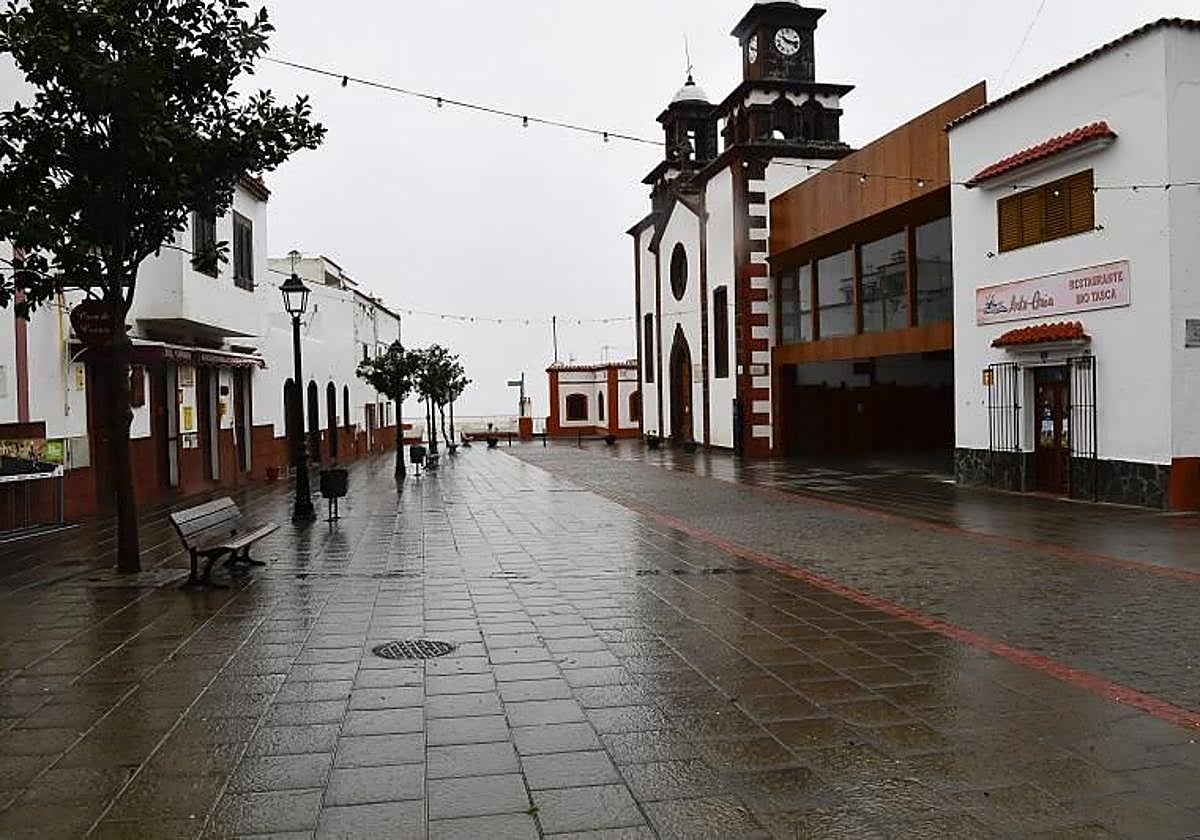 Imagen de archivo del casco urbano de Artenara completamente vacío un día de lluvia.