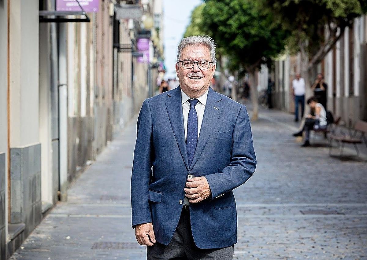 Imagen secundaria 1 - Luis Felipe Monzón y José Carlos Déniz (arriba) y José Miguel Bravo de Laguna y Olga de Vera.