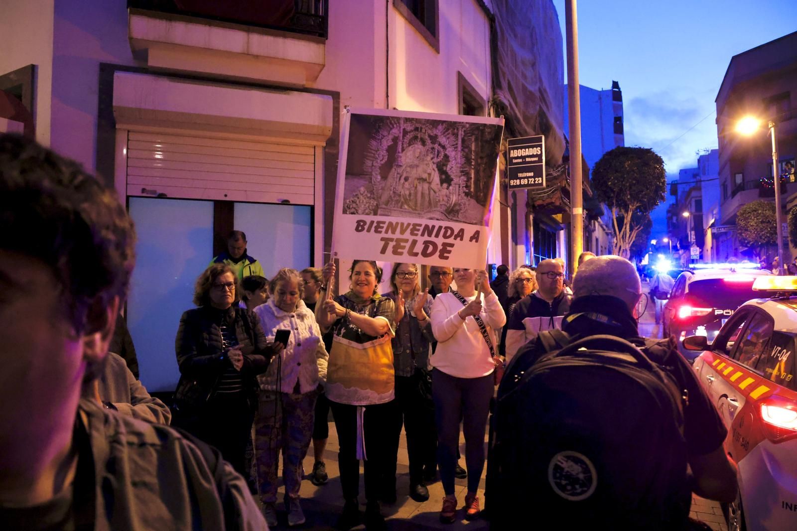 Celina portando una pancarta de bienvenida a la Virgen del Pino.