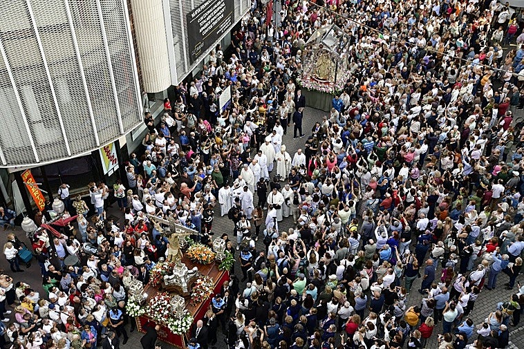 Imagen del Vía Lucis, con el Santo Cristo de Telde y la VIrgen del Pino tras salir de la parroquia de San Gregorio, rumbo a la Basílica de San Juan.