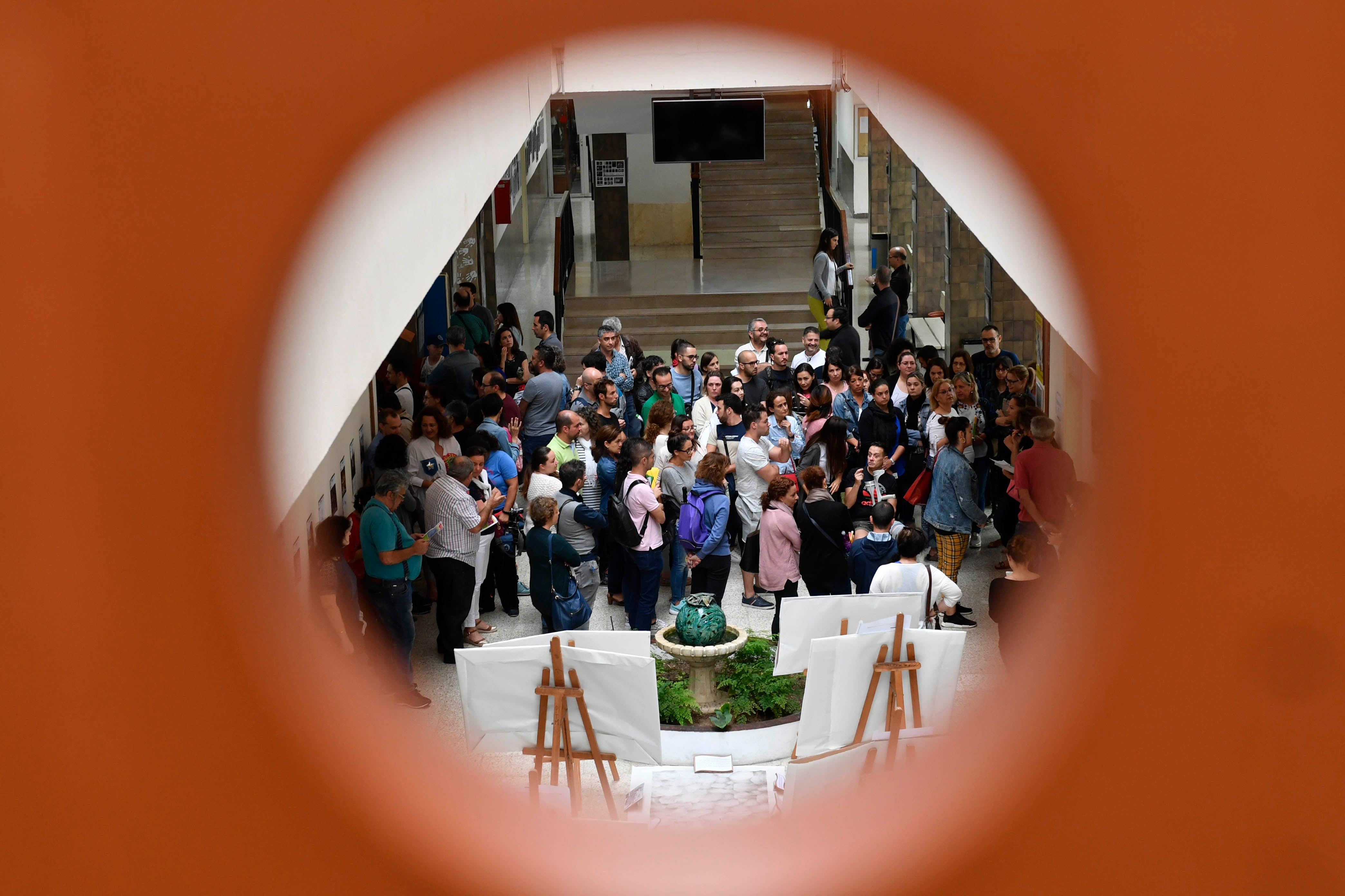 Foto e archivo de aspirantes en unas oposiciones de Educación.