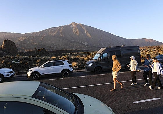 Foto de archivo de varias personas visitando la base del Teide, en Las Cañadas.