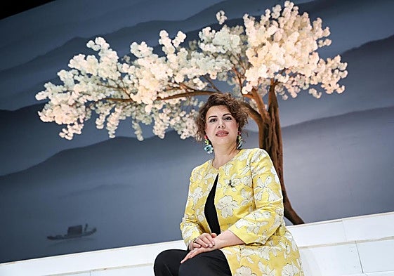 La soprano Hrachuhí Bassénz, el pasado miércoles, en el escenario del Teatro Pérez Galdós, donde protagoniza 'Madama Butterfly'.