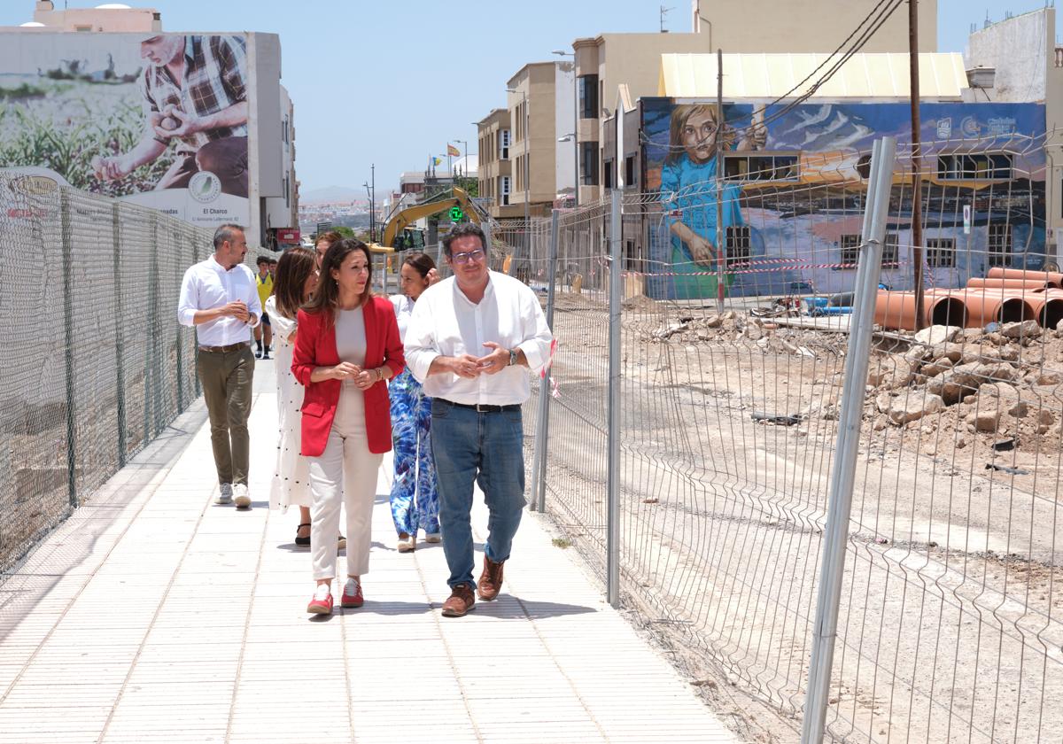 La consejera regional Jessica de León y el alcalde David de Vera, en la obra de la avenida Primero de Mayo, en Puerto del Rosario.